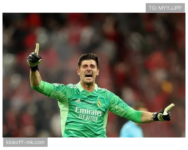 库尔图瓦身披皇马1号球衣，状态回升助力球队捍卫荣誉