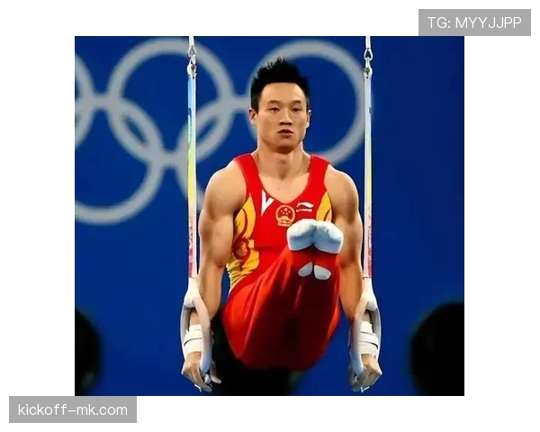 杨威训练间隙突然拿出手机，谁知道他竟然在看……那画面太反差了！