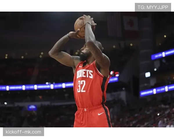 埃迪·琼斯突破拉开防守差距，助力球队关键时刻得分爆发