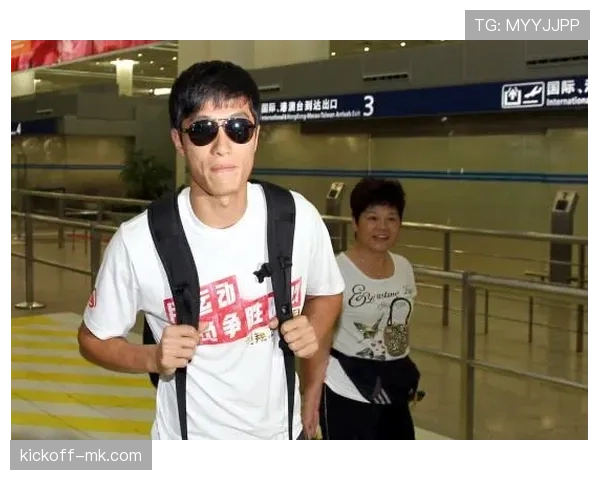 刘翔机场被拍，穿着随意得像隔壁快递小哥，这差距我真的看懵了