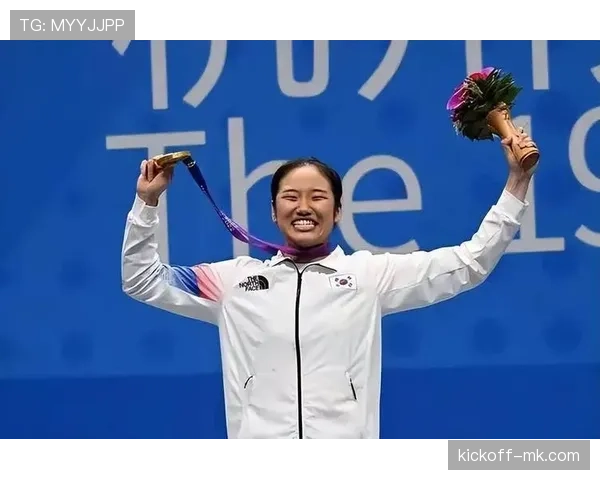 安洗莹赛场上拼命，私下却被拍到穿得像邻家女孩，差距怎么能这么大？